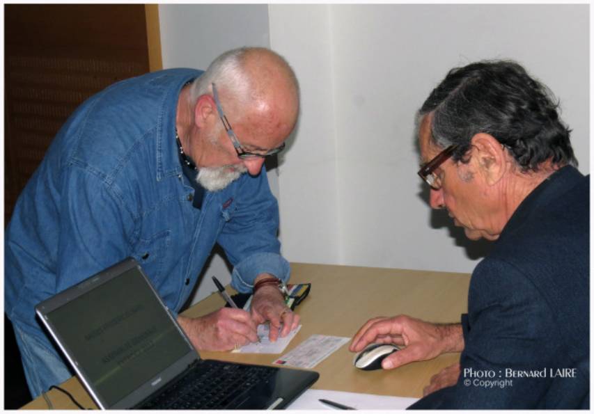 Pierre Chazal, membre fondateur et donateur encourage le musée en signant son chèque au trésorier Didier George.
