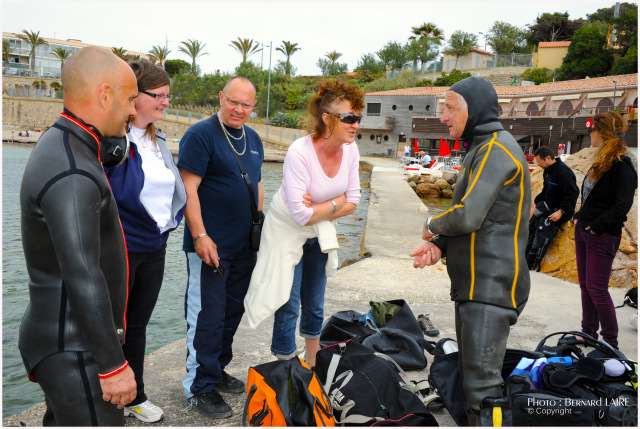 Plongée "vintage" 2012, plage de Portissol, Michaël Warren ici à droite se préparant avec ses amis venus à Sanary