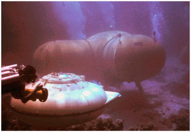 Les maisons sous la mer. Telles qu'on les voit dans "Le monde sans soleil" un film de Jacques-Yves Cousteau. Diapositive de Frdric Dumas, tirage Bernard Laire.