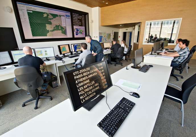 Le Centre d'alerte aux tsunamis (Cenalt), situé sur le site du CEA à Bruyères-le-Châtel (Essonne), emploie douze personnes et fonctionne 24 heures sur 24 et 7 jours sur 7.