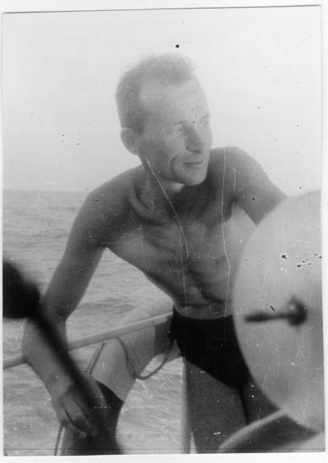 Guy de Frondeville à bord du Petrel. 1954. Coll. part. Tous droits réservés.