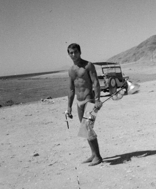 Plongées loisirs en Mer Rouge au pied du Sinaï en 1960. Masque et tuba et pour les prises de vues le célèbre Plastiphot. PhotoX. Coll Elie Boissin.