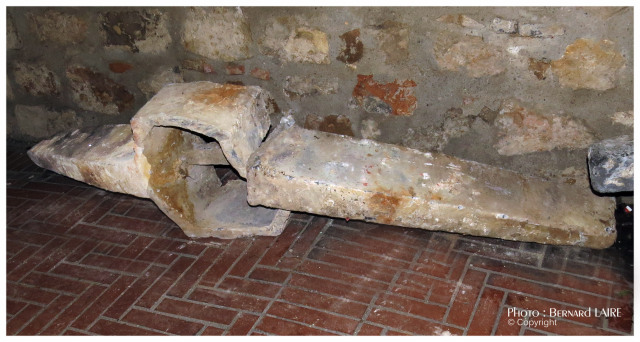 Le jas présenté à l'entrée de la tour de Sanary invitant à la découverte de nombreux mobiliers archéologiques sous-marins qui y sont exposés par le Jason Archéo Sub. (entrée libre)