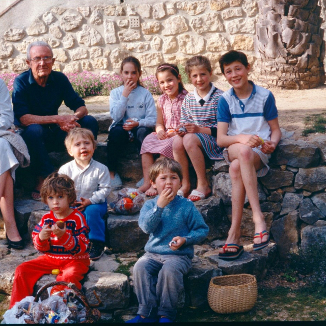 Frédéric Dumas et ses petits enfants. Mathieu est en haut, à droite. Coll. privée.