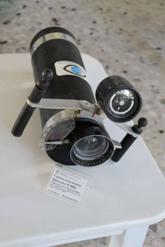 Caméra sous-marine (en caisson) Spirocolor en usage il y a encore quelques années à FR3 Marseille. Don Armand Petit. 
